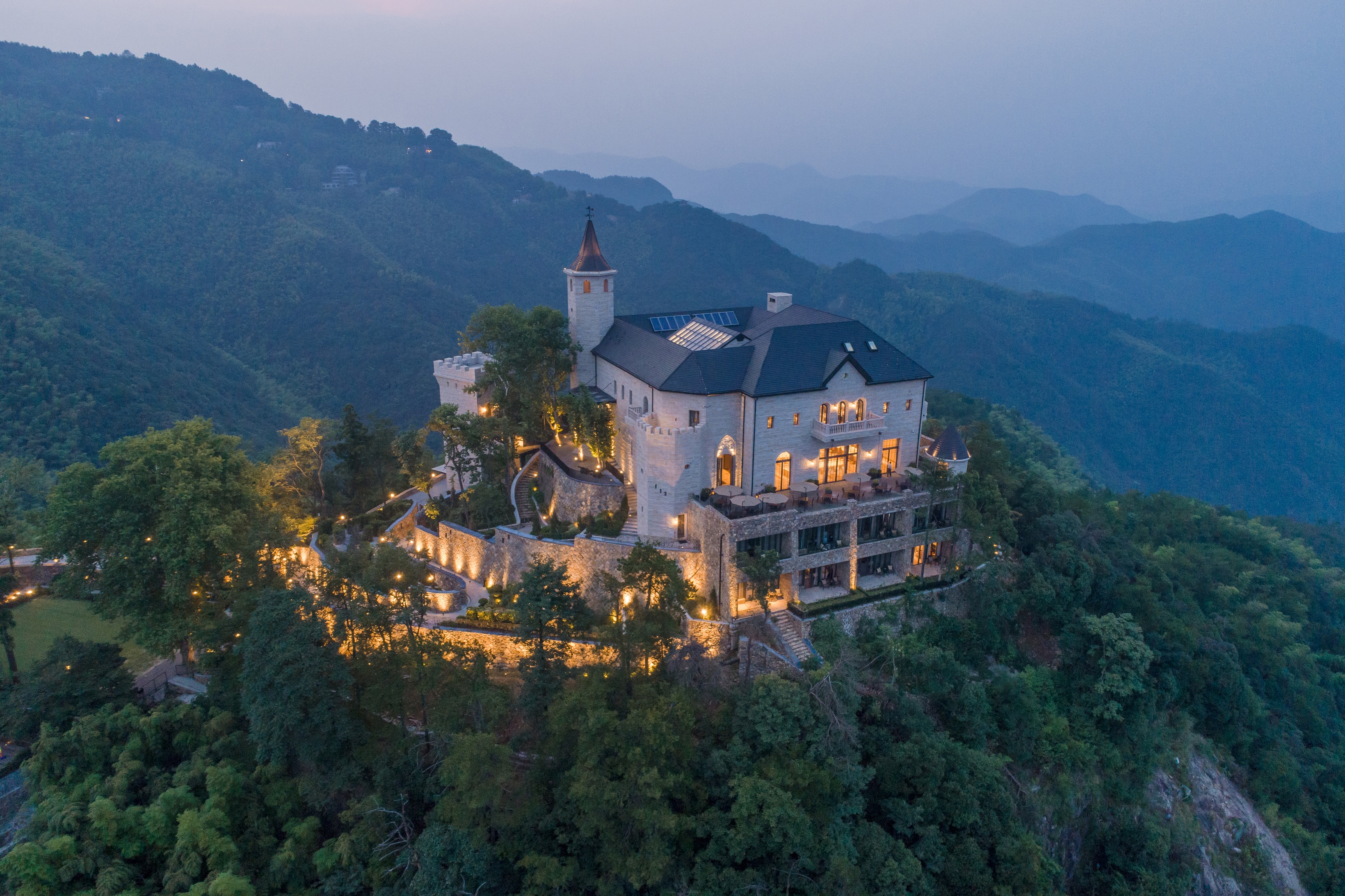 豪门国际官网修建金奖项目，，，德清裸心堡度假旅馆项目
