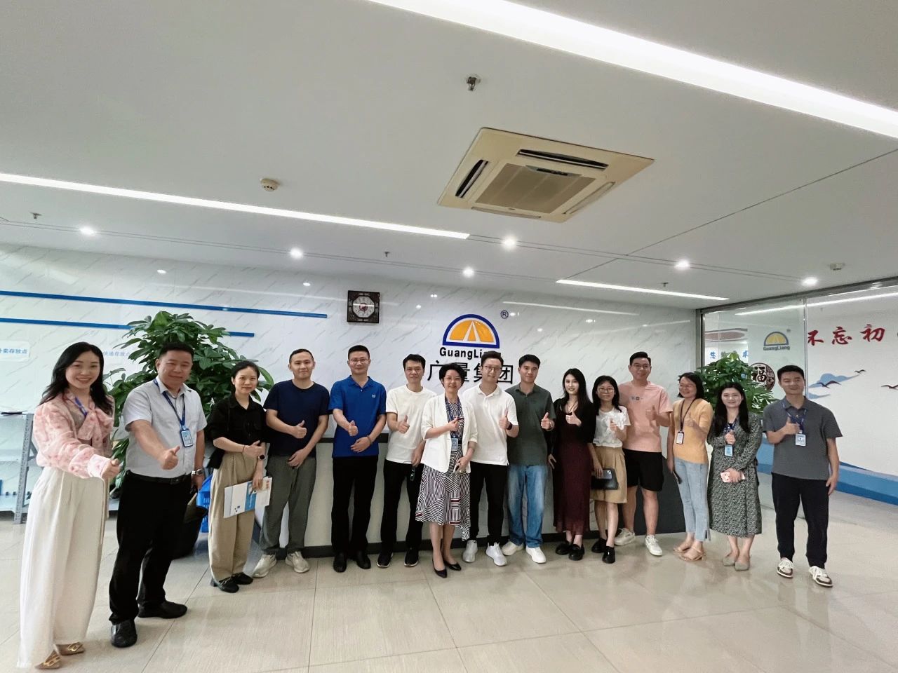 东莞南城城市更新中心携企业考察团莅临云顶集团官方网站集团参观交流