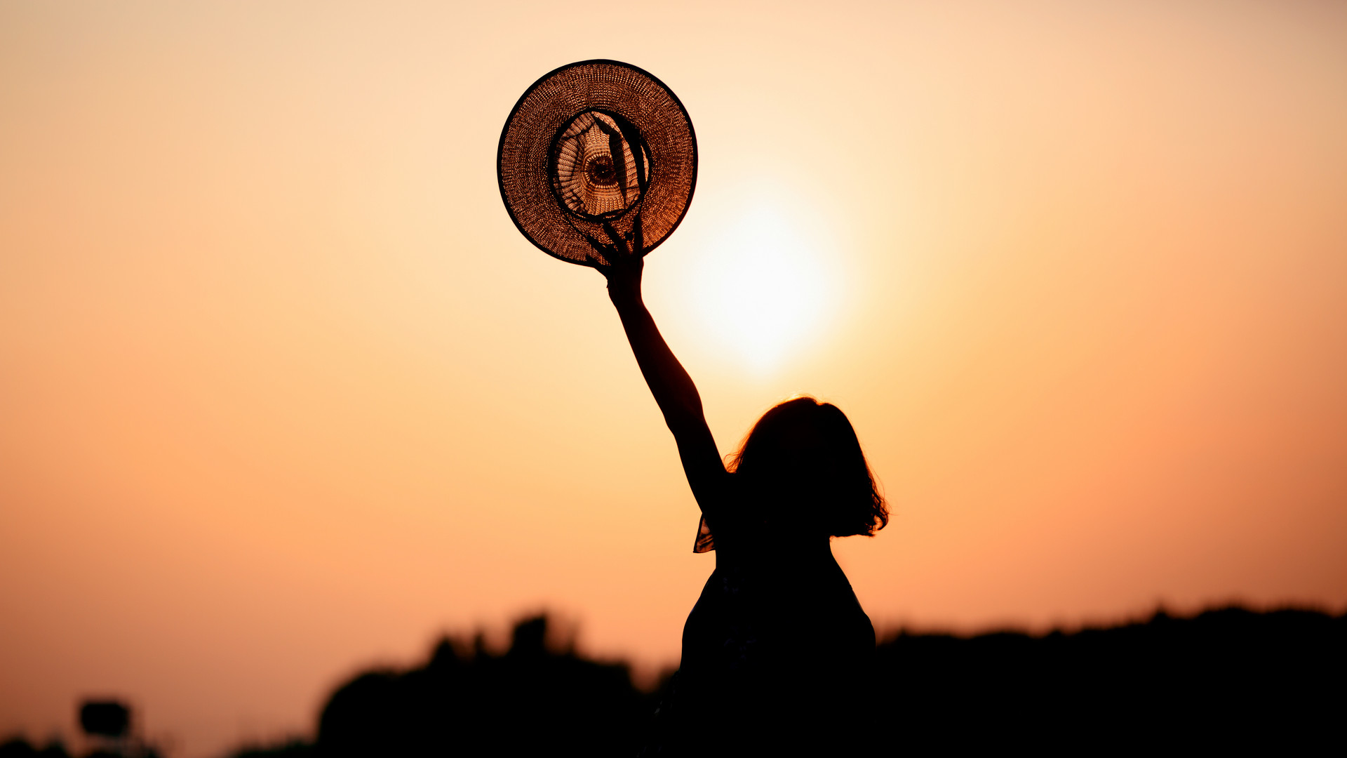 摄图网_500661093_banner_夕阳下的女性背影（企业商用）.jpg
